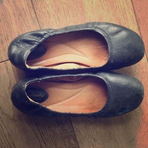 Clark’s black leather ballet flat